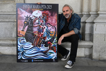 Dorda muestra el cartel de las Fiestas de María Pita 2025  pedro puig