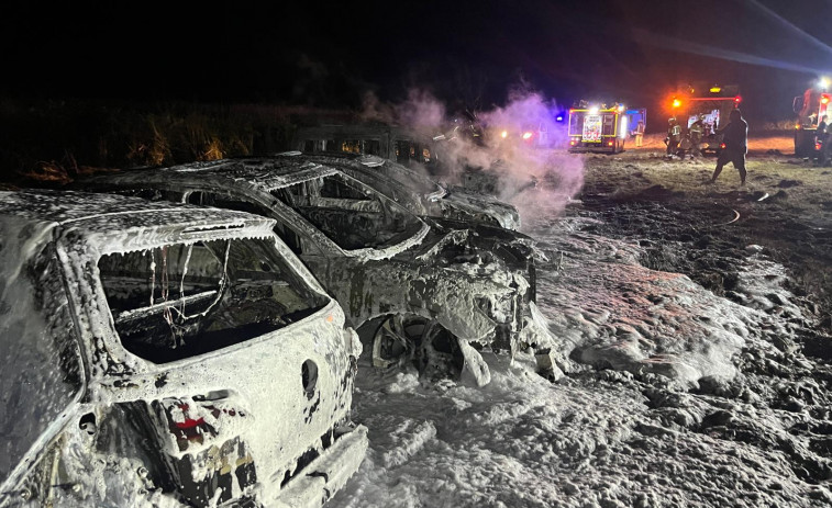 Arden cinco coches junto al campo de la fiesta de Queiruga, en Porto do Son