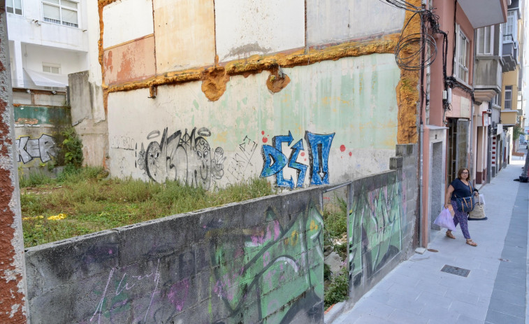 Vecinos de Os Mallos denuncian el mal estado de un solar abandonado: “Dá noxo”