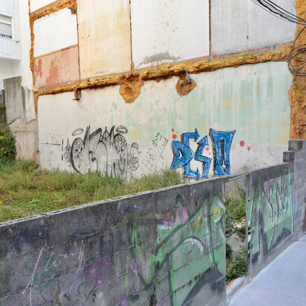 Vecinos de Os Mallos denuncian el mal estado de un solar abandonado por la Sareb: “Dá noxo”