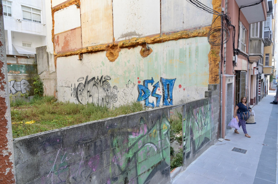Vecinos de Os Mallos denuncian el mal estado de un solar abandonado: “Dá noxo”