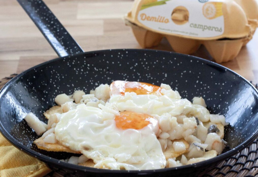 Huevos Demillo rinde homenaje a los abuelos con humor, cocina y tradición en A Coruña