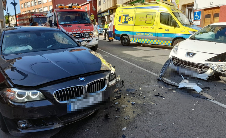 Un choque frontal entre dos coches en Oza-Cesuras deja dos personas heridas