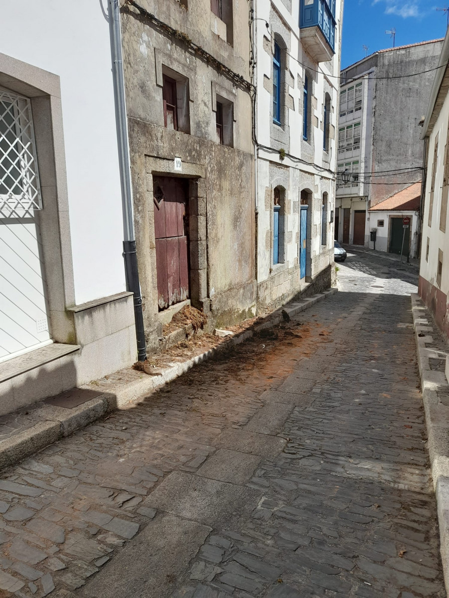 Una caída de cascotes obliga a cortar una calle en el casco histórico de Betanzos