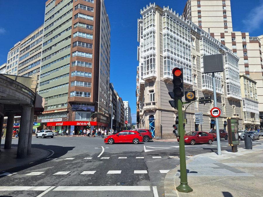 Abre al tráfico el doble sentido que conecta la plaza de Pontevedra con el Paseo Marítimo