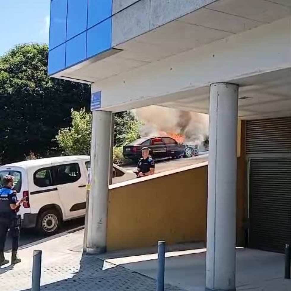El incendio de un coche en Bellavista causa alarma en Betanzos