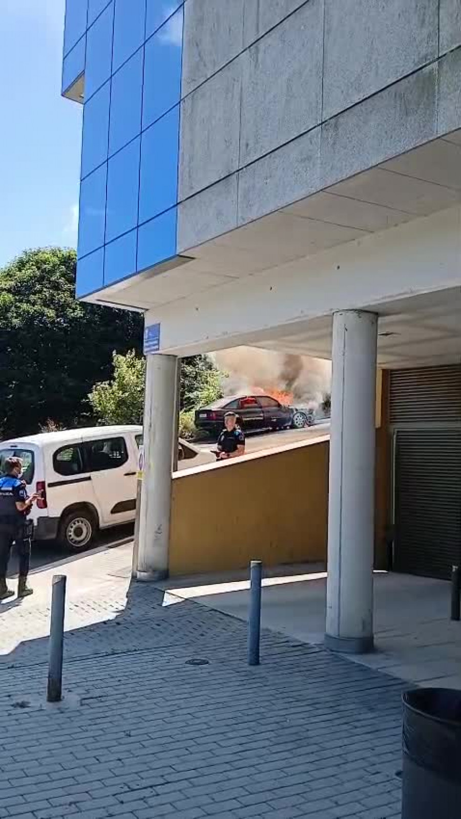 El incendio de un coche en Bellavista causa alarma en Betanzos