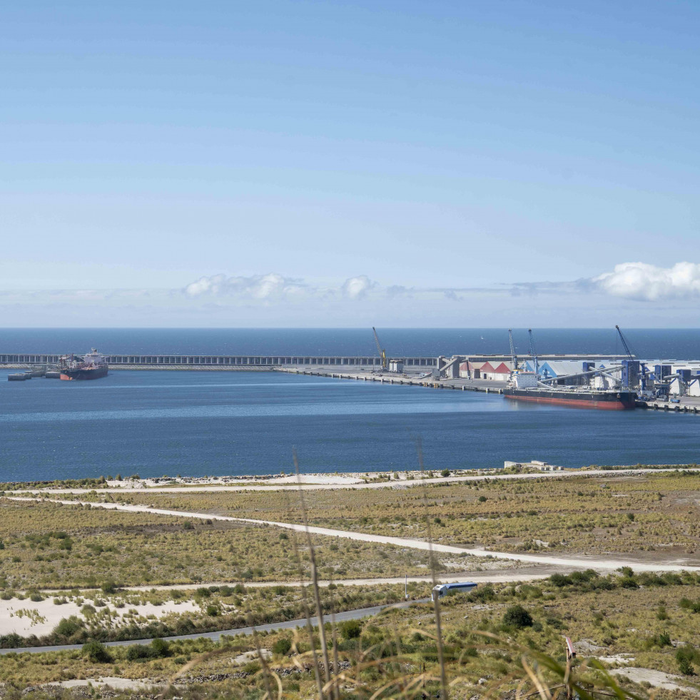 La arena del Puerto Exterior de A Coruña viaja a Cedeira