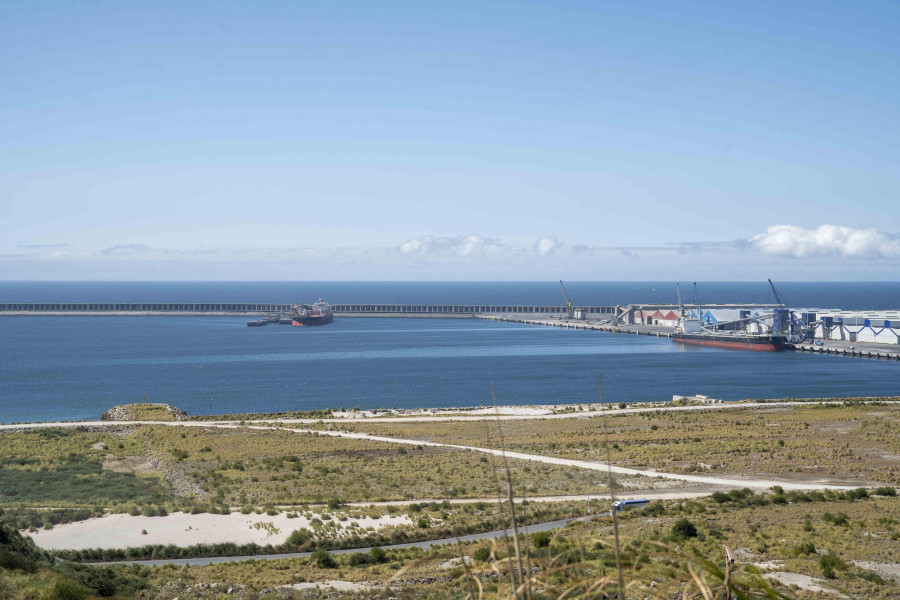 La arena del Puerto Exterior de A Coruña viaja a Cedeira