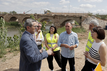 RIBA-ROJA (VALENCIA), 11/07/2025.- La ministra de Ciencia, Innovación y Universidades, Diana Morant (dcha), conversa con el comisionado para la Reconstrucción de la dana, José MAría Ángel (izqda)