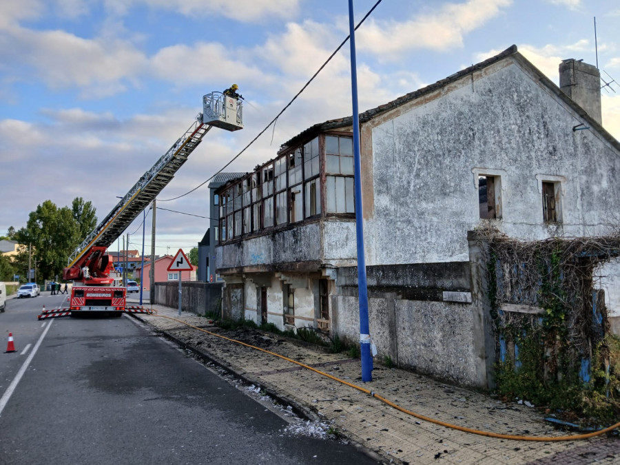 Los Bomberos acuden de nuevo a la casa incendiada en Almeiras esta semana