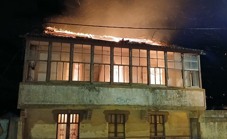 Arde por completo una casa en Almeiras