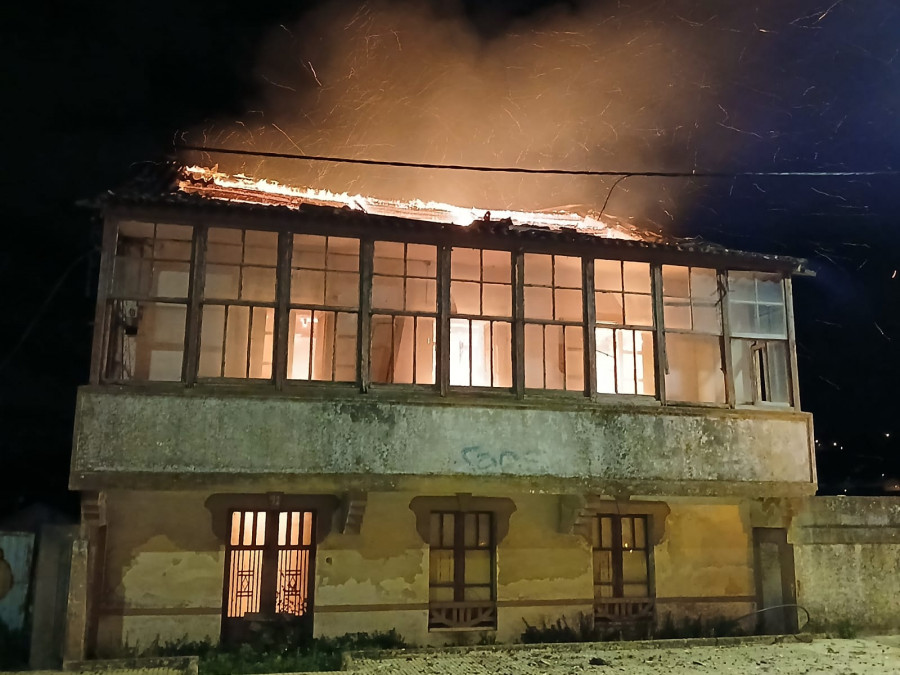 Arde por completo una casa en Almeiras