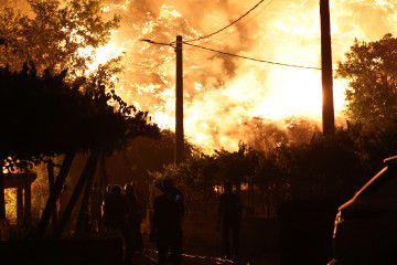 A CAÑIZA (PONTEVEDRA) 31/07/2025.- Vista del incendio forestal de A Cañiza (Pontevedra) este jueves que comenzó con cinco focos seguidos al pie de una carretera, según ha señalado la conselleira 