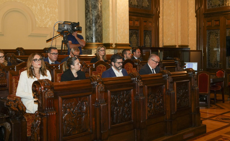 El PP abandona el pleno extraordinario y acusa a Inés Rey de 