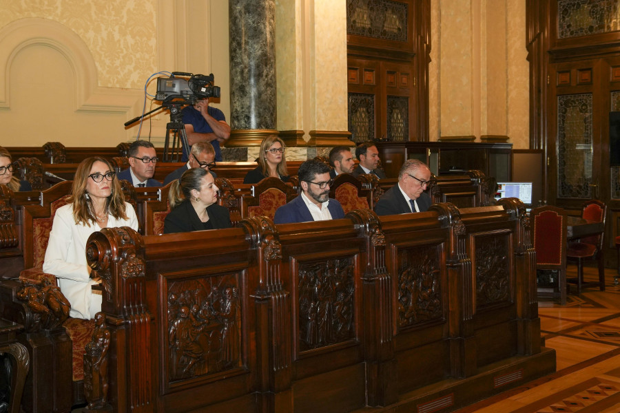 El PP abandona el pleno extraordinario y acusa a Inés Rey de "sectaria" y de atacar a Miguel Lorenzo