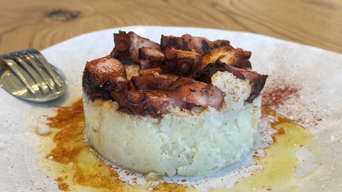 Un coulant de pulpo que sorprende por su combinaciou0301n de sabores.