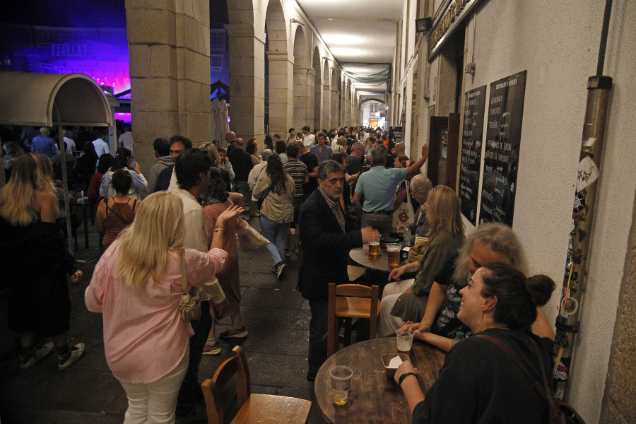 El centro de A Coruña se reinventa para dar de comer y beber a 10.000 personas durante un mes