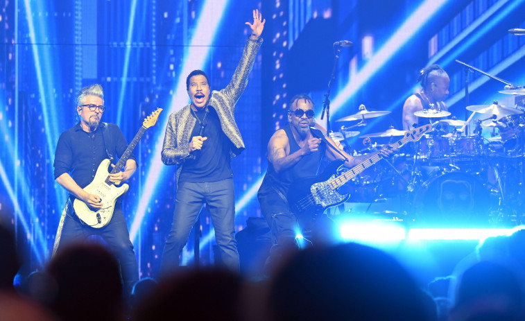 Lionel Richie sufrió para pronunciar Coruña y con el calor del Coliseum pero puso ambos a sus pies