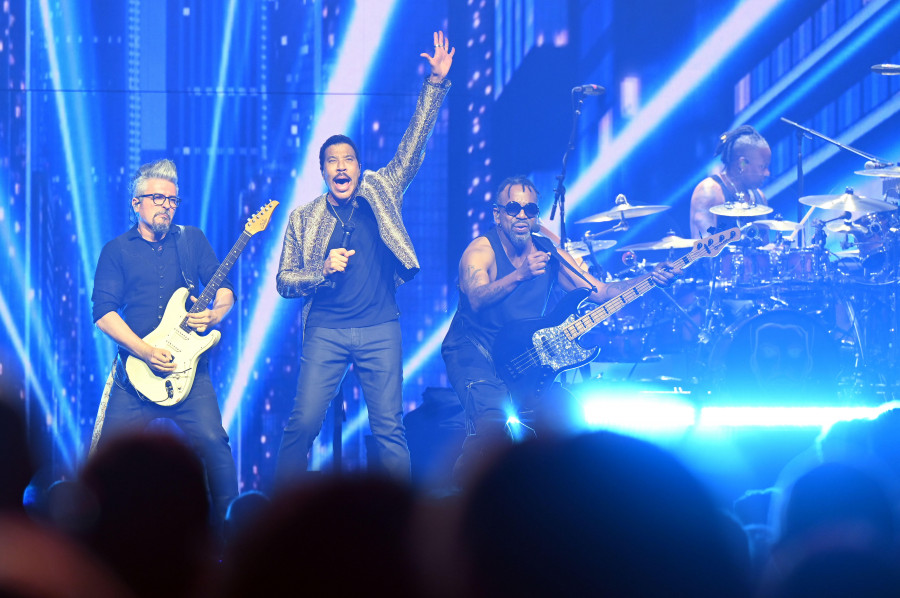 Lionel Richie sufrió para pronunciar Coruña y con el calor del Coliseum pero puso ambos a sus pies