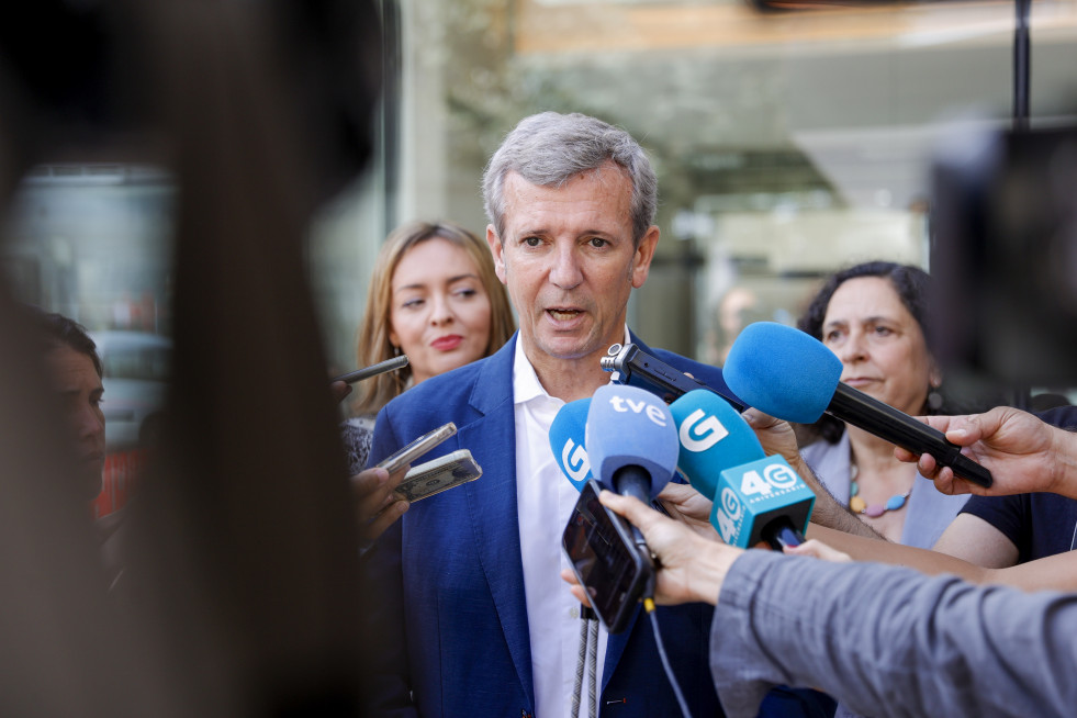 A CORUÑA, 29/07/25.- El presidente de la Xunta, Alfonso Rueda, atiende a los medios durante la presentación este martes en A Coruña del centro de atención a la soledad no deseada de la Cruz Roja. 