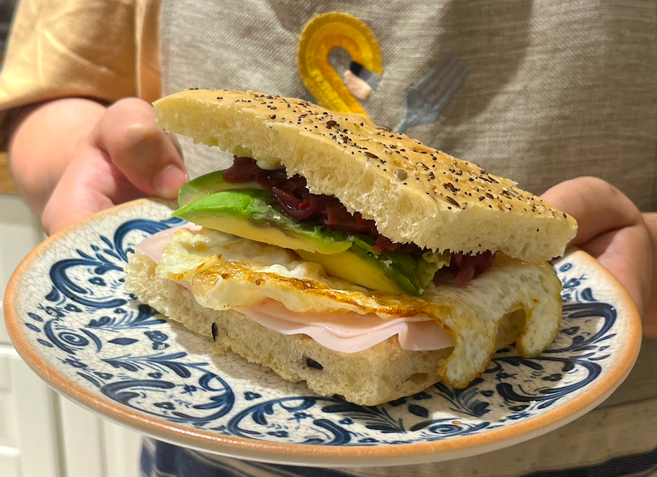 La focaccia mexicana, que combina huevo estrellado, pavo y aguacate 
