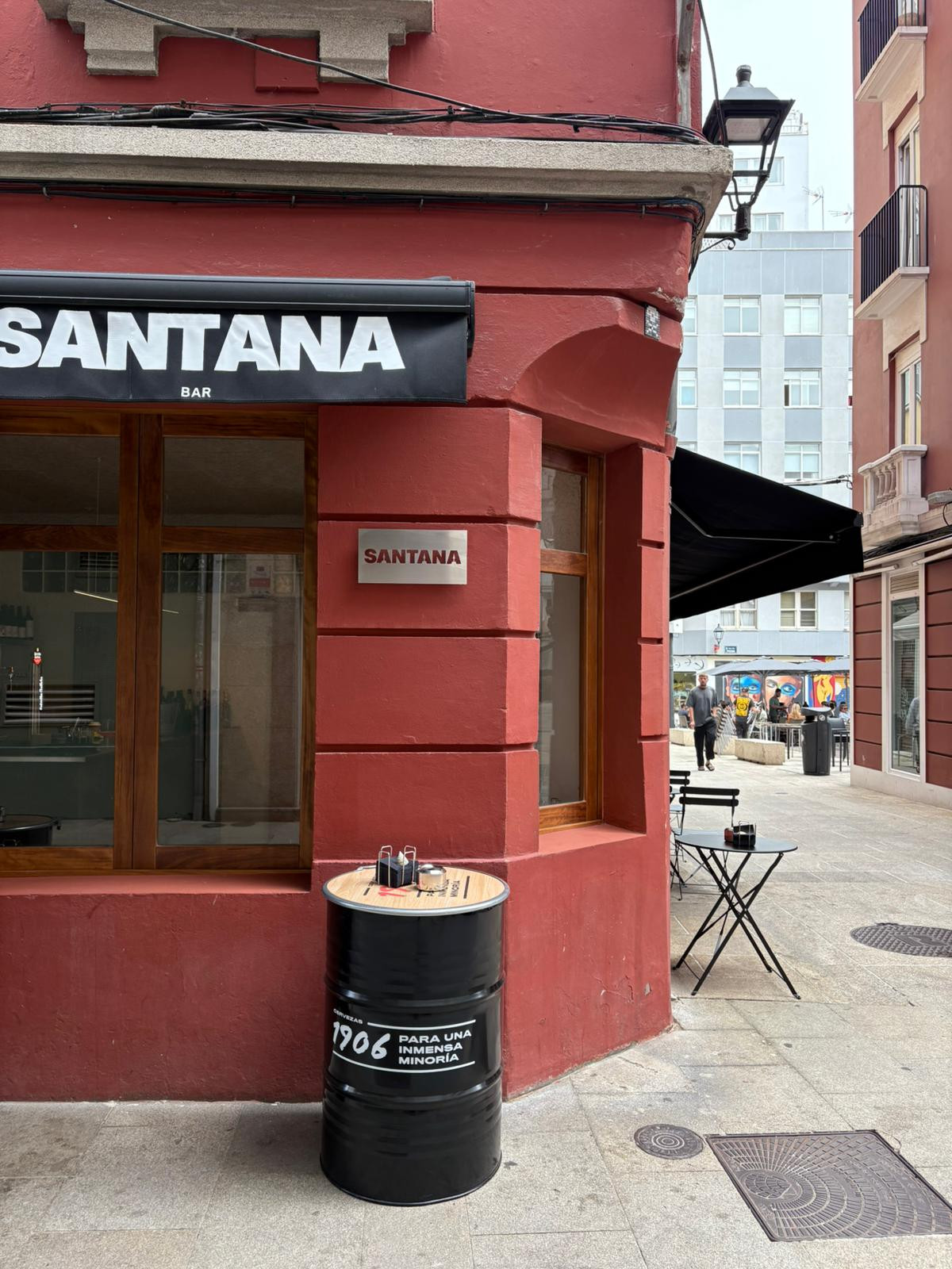 El exterior de Santana en la calle Pastoriza 14, un local pequenu0303o pero lleno de encanto y personalidad.