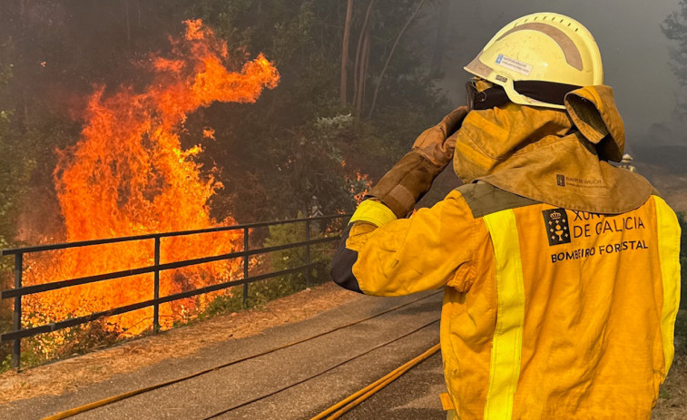 Controlado el incendio de A Cañiza y sigue activo en Vilardevós