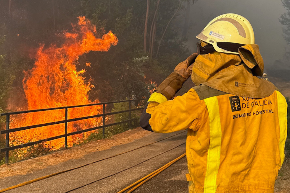 A CAÑIZA (PONTEVEDRA), 30/07/2025.- Labores de extinción este miércoles del incendio forestal declarado en las inmediaciones de A Cañiza. Los servicios de extinción lidian este miércoles en Gali