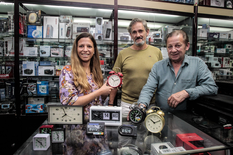 El secreto de una tienda de A Coruña para sobrevivir casi 70 años: radios, pilas y despertadores