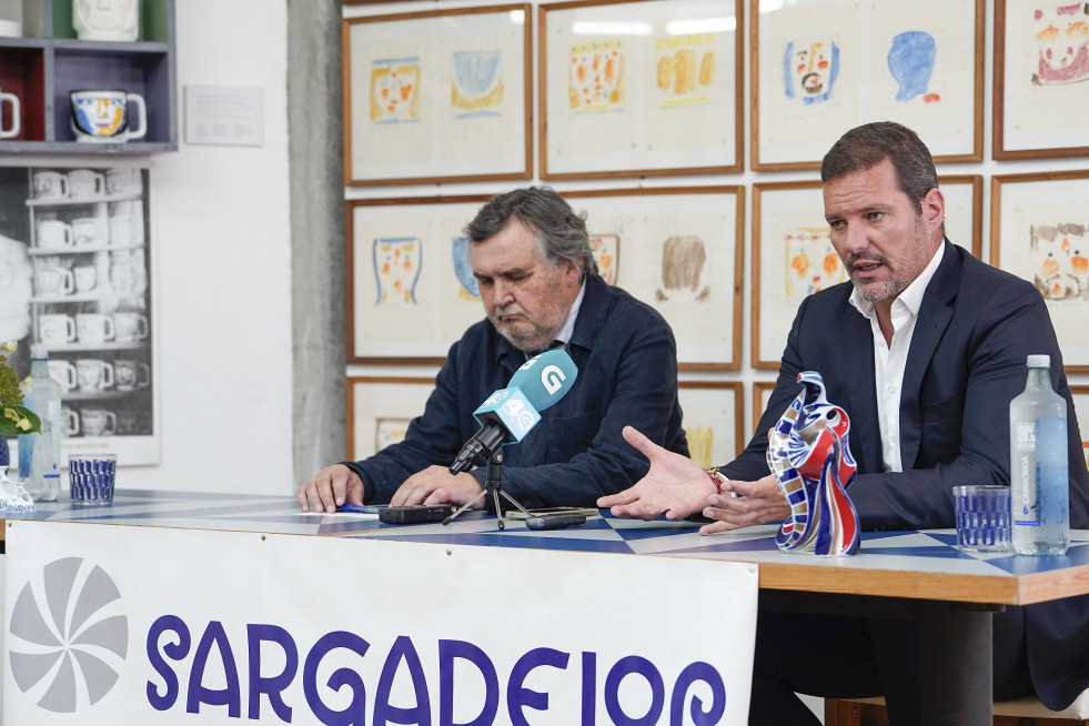 El propietario de Sargadelos, Segismundo García (i) y el conselleiro de Cultura , Lingua e Xuventude, José Campos (d) durante la rueda de prensa ofrecida para informar sobre la declaración como Bie