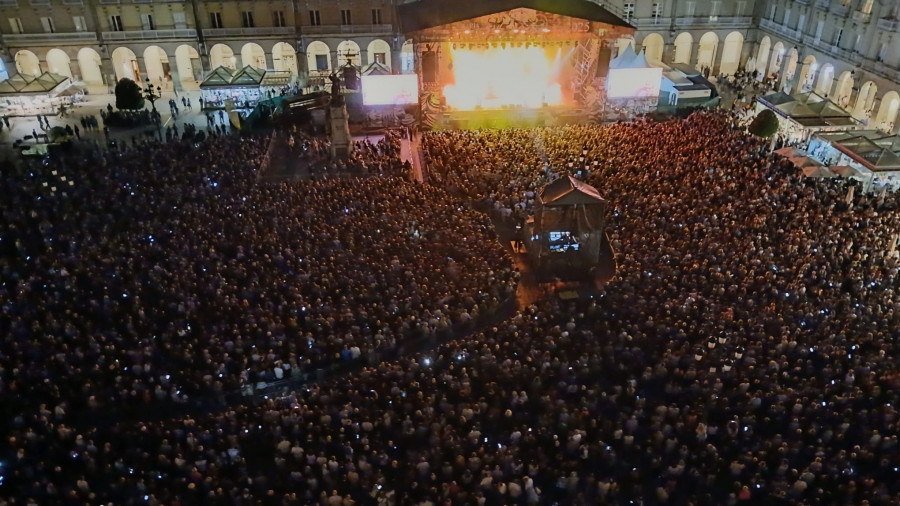 Bonnie Tyler conquista A Coruña a golpe de voz rasgada y grandes éxitos