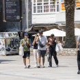 Un grupo de turistas por el centro de A Coruña Foto Carlota Blanco