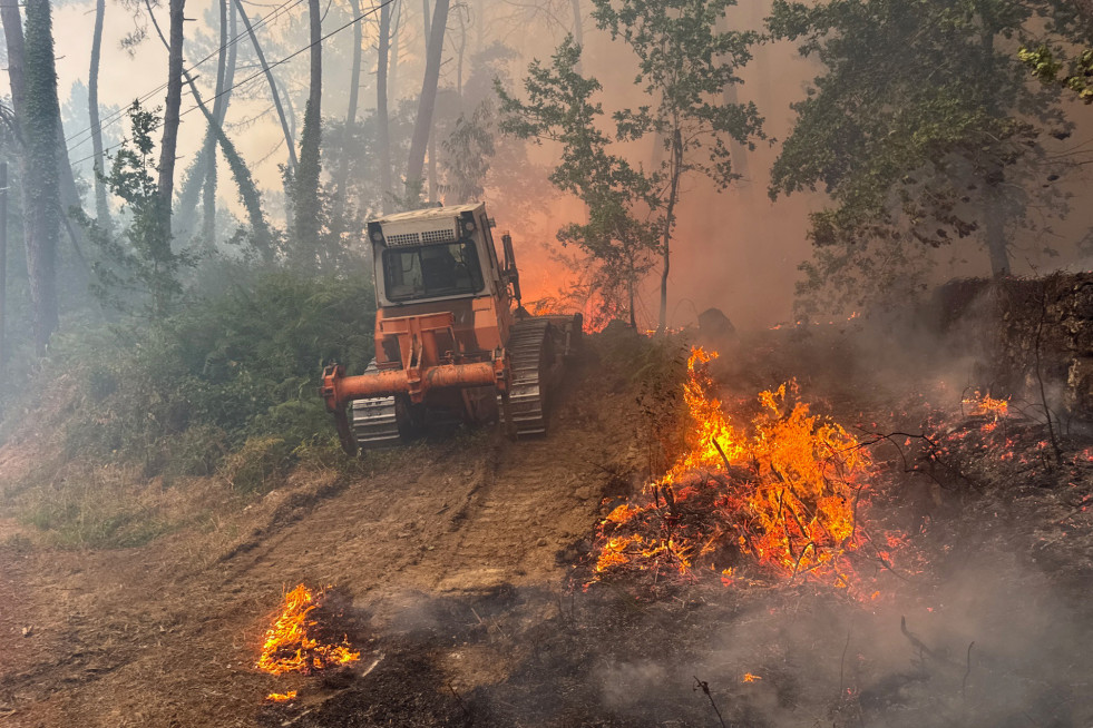 A CAÑIZA (PONTEVEDRA), 30/07/2025.- Labores de extinción este miércoles del incendio forestal declarado en las inmediaciones de A Cañiza. Los servicios de extinción lidian este miércoles en Gali