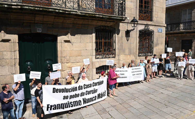 Reabre la Casa Cornide con concentraciones en contra de la familia Franco