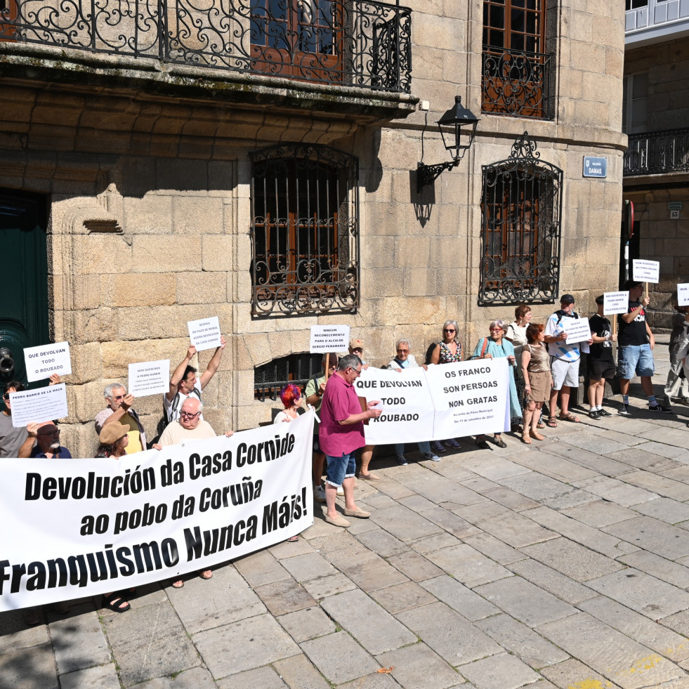 Reabre la Casa Cornide con concentraciones en contra de la familia Franco