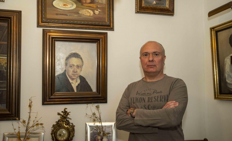 Los cuadros de un pintor fallecido en 2017 que sorprenden en un escaparate de A Coruña
