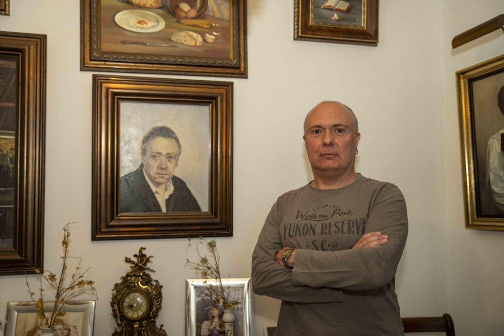 Miguel Castro posa junto a un autorretrato de su padre, José Castro Dopico
