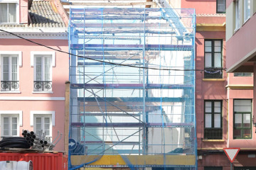En la calle Trabajo hay diversos andamios y vallas de obras  Javier Alborés