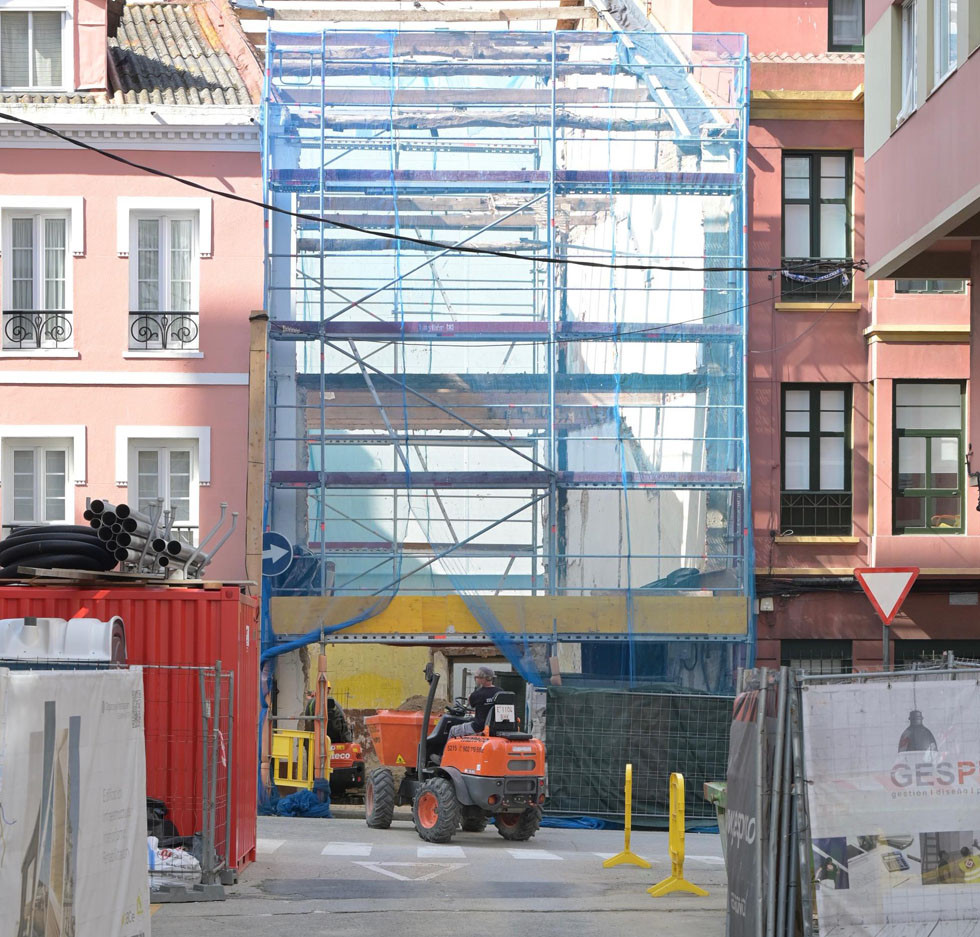 En la calle Trabajo hay diversos andamios y vallas de obras  Javier Alborés