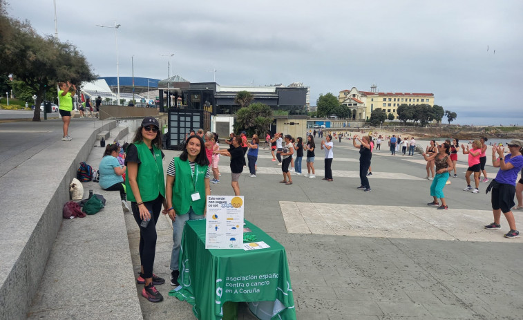 La Asociación Española Contra el Cáncer despliega su campaña de protección solar en A Coruña
