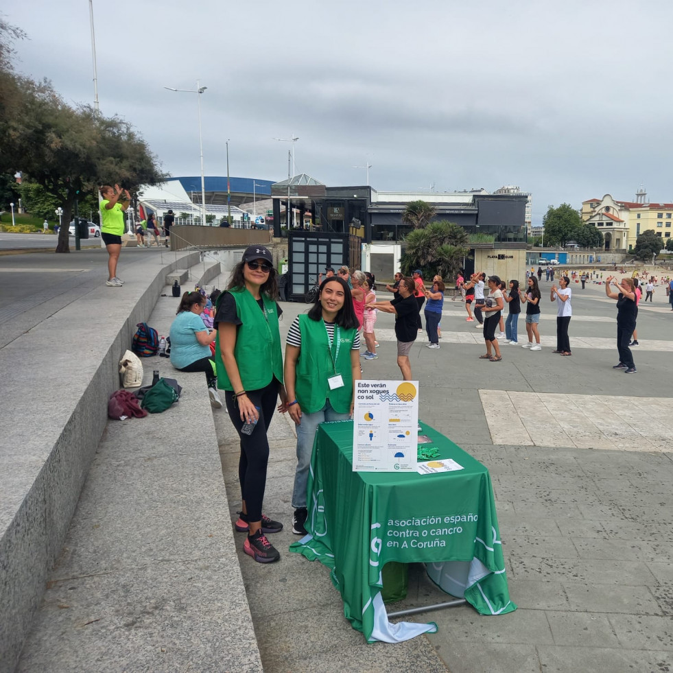 La Asociación Española Contra el Cáncer despliega su campaña de protección solar en A Coruña