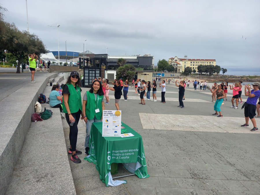 La Asociación Española Contra el Cáncer despliega su campaña de protección solar en A Coruña