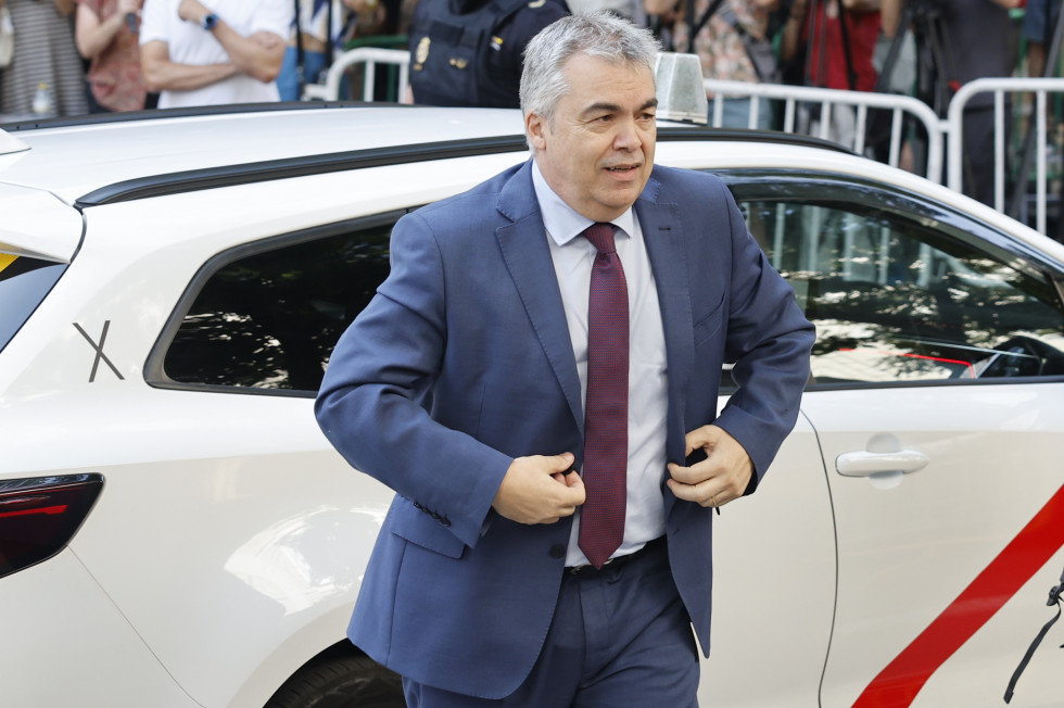 MADRID, 30/06/2025.-El ex secretario de organización del PSOE Santos Cerdán a su llegada antes de comparecer este lunes por primera vez como investigado ante el juez del Tribunal Supremo Leopoldo Pu