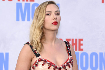 Gente 1 SCARLETT JOHANSSON VOZ AHUYENTAR LOBOS EEUU