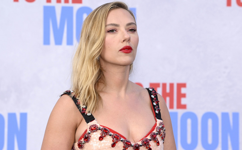 Gente 1 SCARLETT JOHANSSON VOZ AHUYENTAR LOBOS EEUU