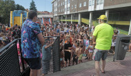 Apoteósica fiesta de la espuma en un barrio de A Coruña: más de 500 asistentes se mojaron 'hasta las cachas'