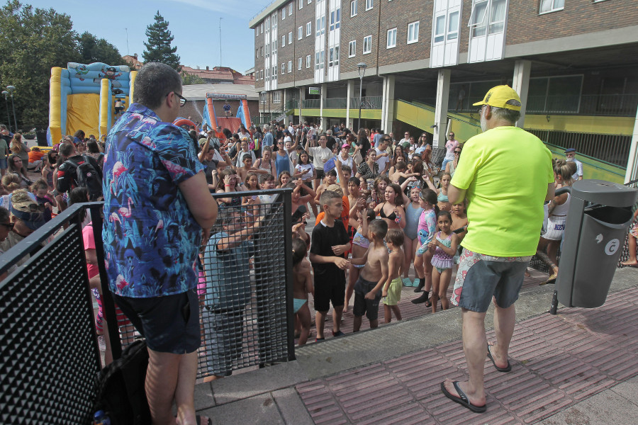 Apoteósica fiesta de la espuma en un barrio de A Coruña: más de 500 asistentes se mojaron 'hasta las cachas'