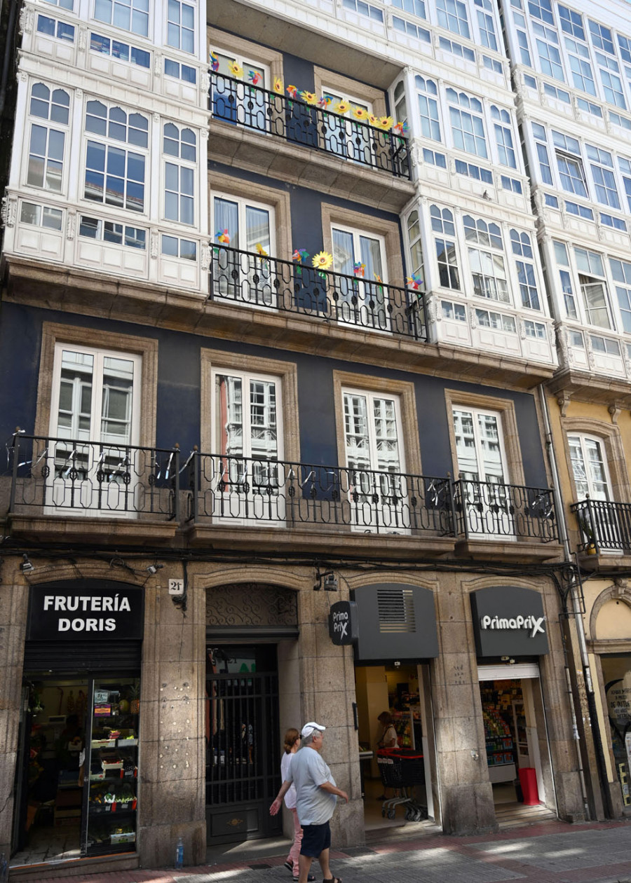 Los vecinos de Panaderas, en guerra con las palomas que ensucian sus casas con excrementos