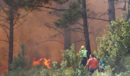 El fuego sigue sin control, pero sin peligro para las viviendas en Corme y Xaviña
